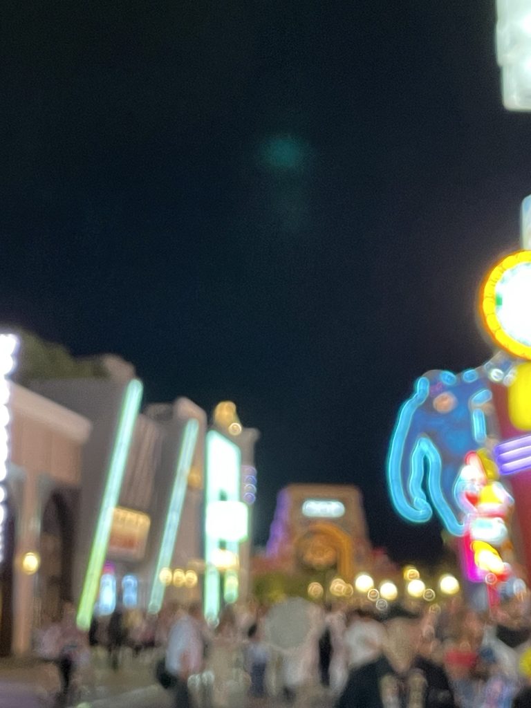 雨上がりの夜も多くの来園者が歩いているUSJ