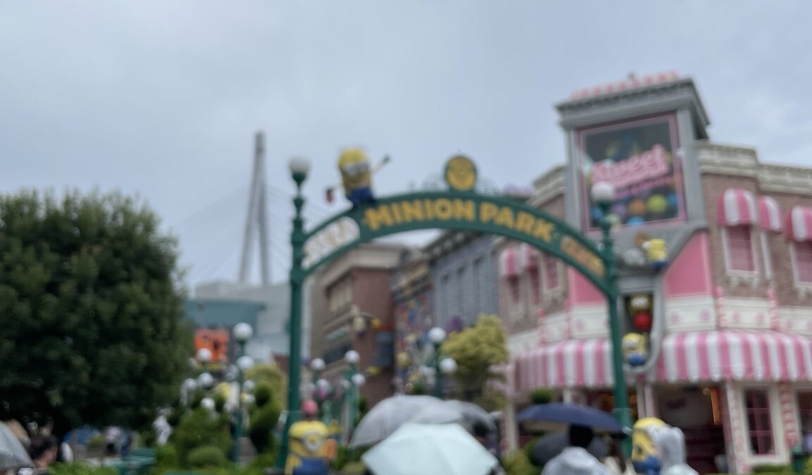 雨の日のUSJミニオン・パークを歩く来園者